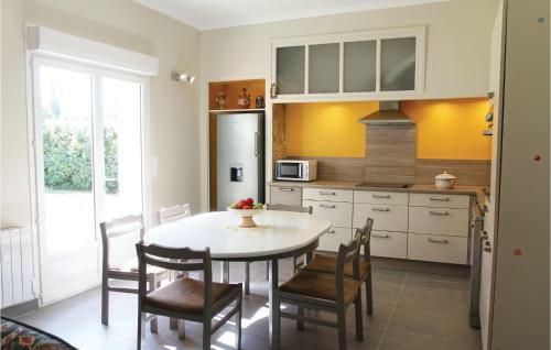Three-bedroom Holiday Home In Verquieres