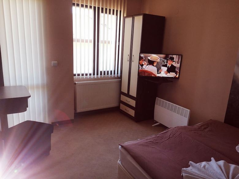 Riskyoff Hotel