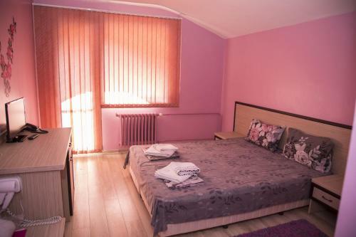 Hotel Emaly Green