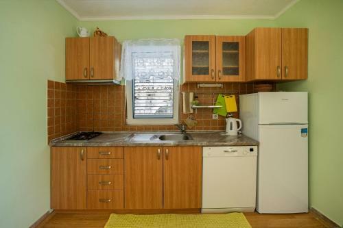 Garden & Swimming Pool Apartments Orahovac