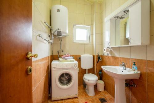 Garden & Swimming Pool Apartments Orahovac