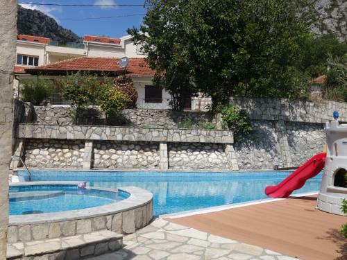 Garden & Swimming Pool Apartments Orahovac