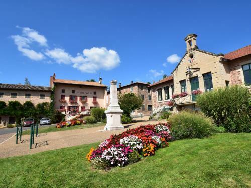 Idyllic Villa In Leynes With Swimming Pool