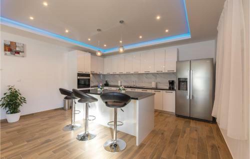 Seven-bedroom Holiday Home In Cacvina