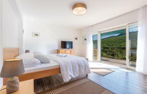 Seven-bedroom Holiday Home In Cacvina
