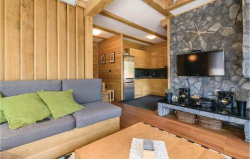 Three-bedroom Holiday Home In Gornji Zvecaj