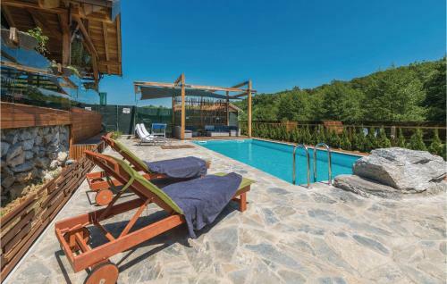 Three-bedroom Holiday Home In Gornji Zvecaj