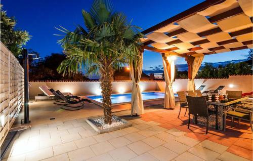 Four-bedroom Holiday Home In Benkovac