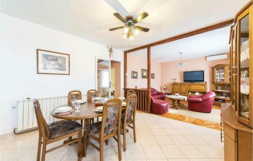 Four-bedroom Holiday Home In Benkovac