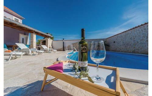 Two-bedroom Holiday Home In Privlaka-sabunike