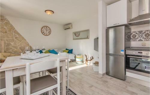 Two-bedroom Holiday Home In Privlaka-sabunike