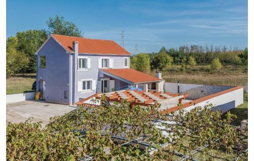 Two-bedroom Holiday Home In Privlaka-sabunike