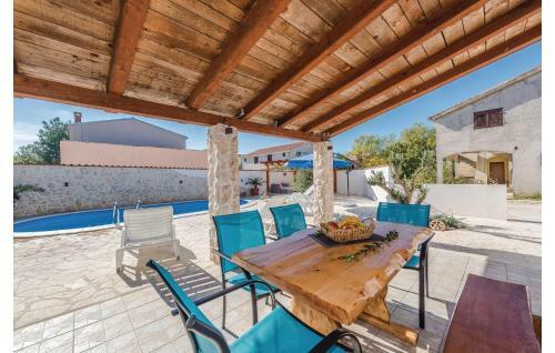 Two-bedroom Holiday Home In Privlaka-sabunike