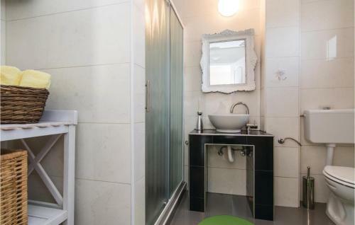Two-bedroom Holiday Home In Privlaka-sabunike