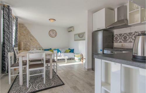 Two-bedroom Holiday Home In Privlaka-sabunike