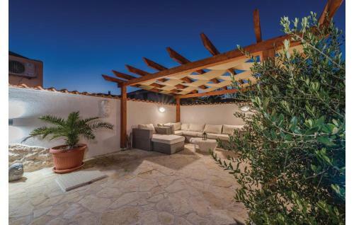 Two-bedroom Holiday Home In Privlaka-sabunike