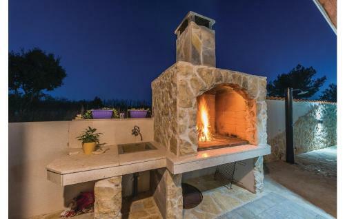 Two-bedroom Holiday Home In Privlaka-sabunike