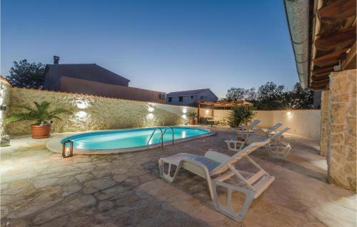 Two-bedroom Holiday Home In Privlaka-sabunike