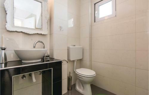 Two-bedroom Holiday Home In Privlaka-sabunike