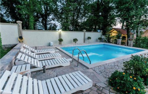 Six-bedroom Holiday Home In Herceg Novi