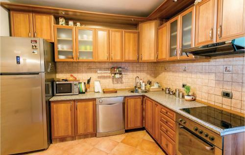 Six-bedroom Holiday Home In Herceg Novi