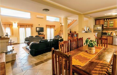 Six-bedroom Holiday Home In Herceg Novi