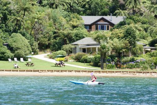 Mahana Lodge Boutique Bed & Breakfast