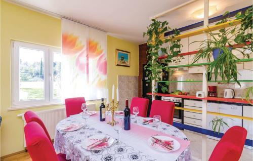 Three-bedroom Holiday Home In Radovcici