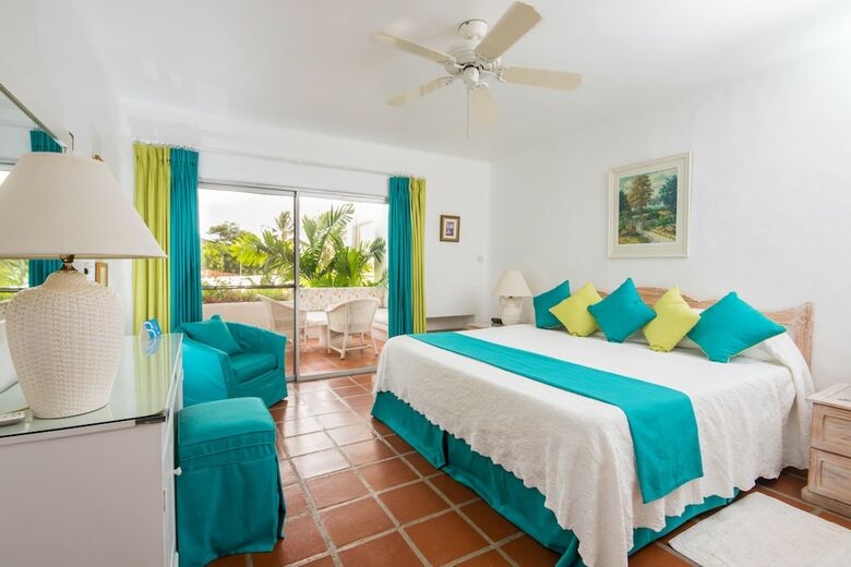 Condos On Glitter Bay Estate