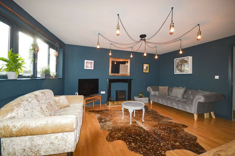 Contemporary 2 Bedroom Midland Mews Apartment