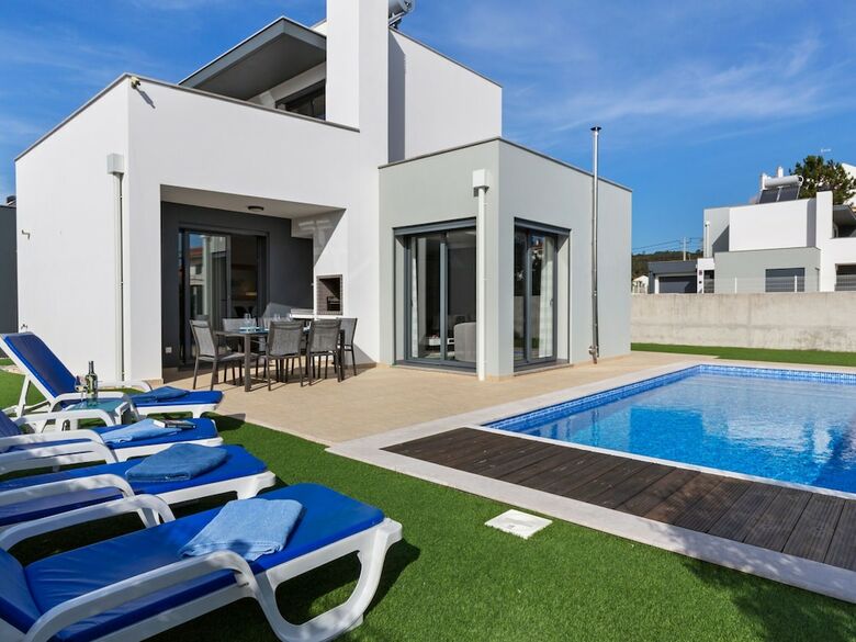 Villa Modern Holiday Home In Foz de Arelho With Private Pool