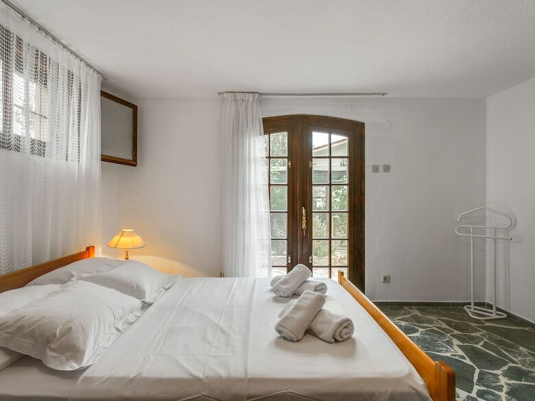 Spacious Holiday Home In Seget Vranjica With Garden
