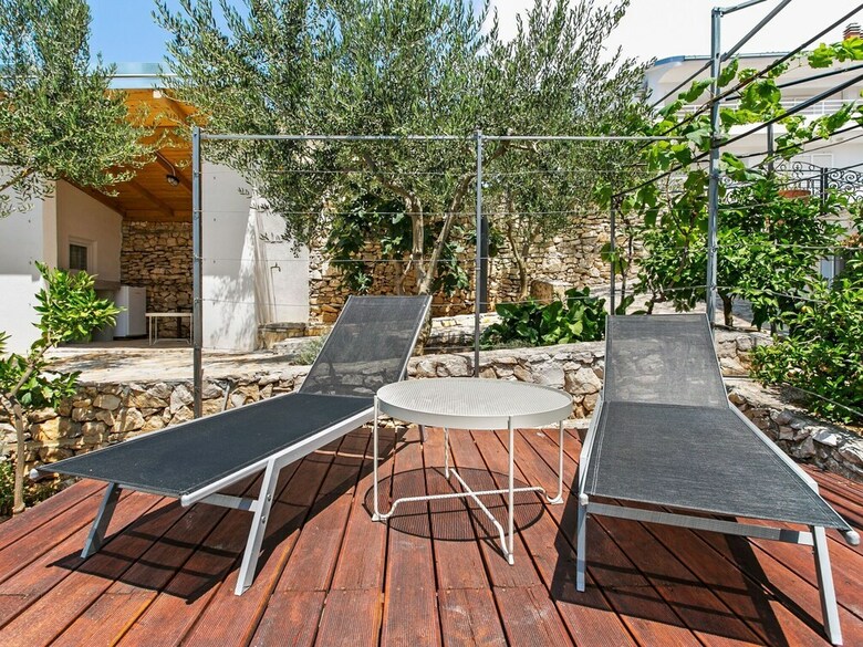 Spacious Holiday Home In Seget Vranjica With Garden