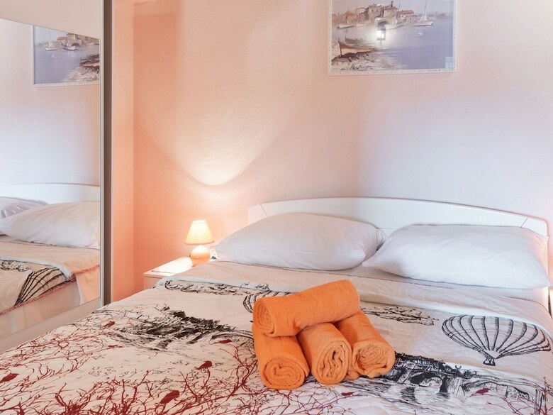 Pleasant Holiday Home In Pola?a With Swimming Pool