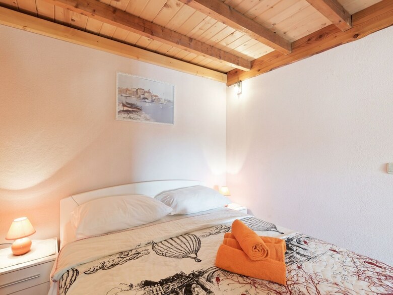 Pleasant Holiday Home In Pola?a With Swimming Pool