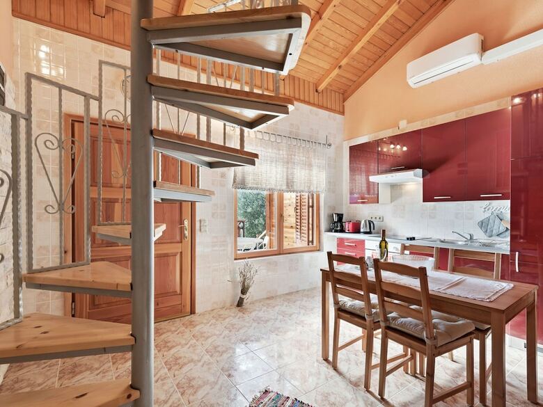 Pleasant Holiday Home In Pola?a With Swimming Pool