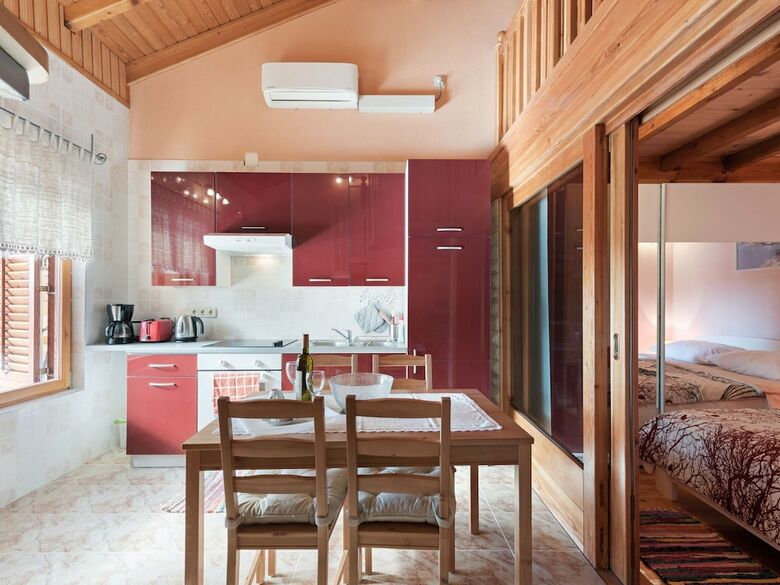 Pleasant Holiday Home In Pola?a With Swimming Pool
