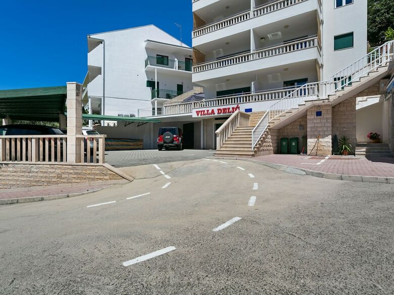 Modern Apartment In Drvenik With Balcony