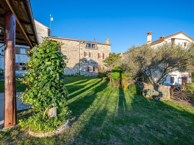 Pleasant Holiday Home In Buzet With Private Terrace
