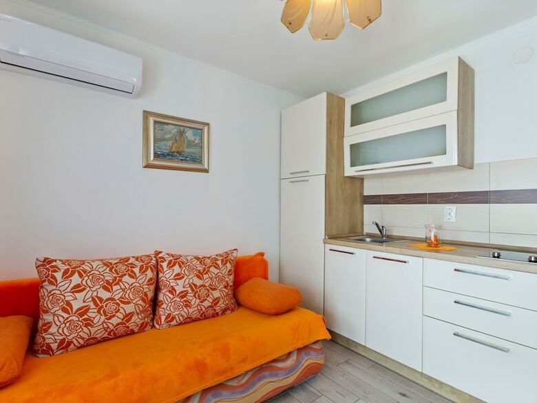 Comfortable Apartment In Jadranovo Near Seabeach