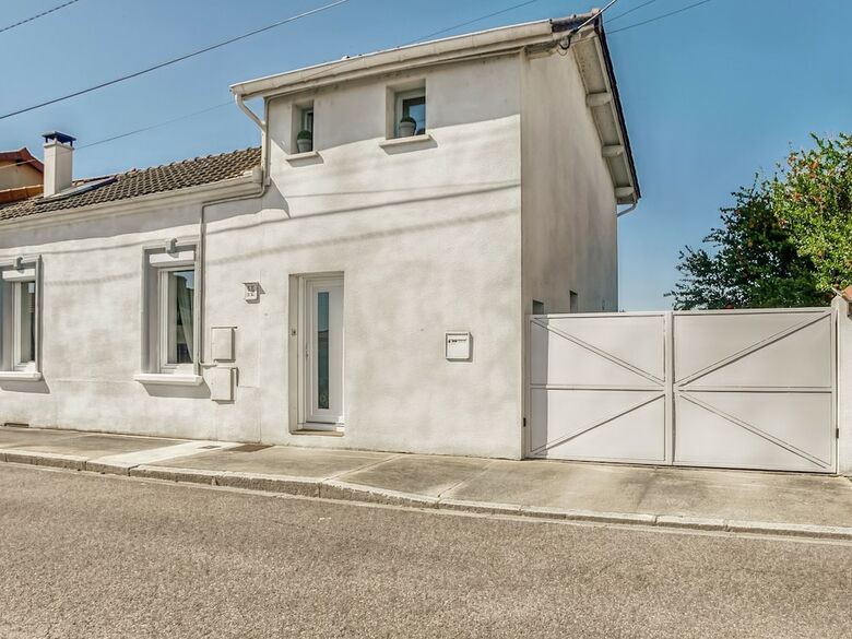 Comfortable Holiday Home In Roanne With Swimming Pool