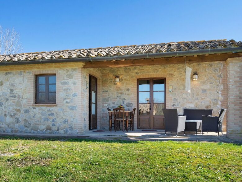 Quaint Cottage In Citt� Della Pieve With Swimming Pool