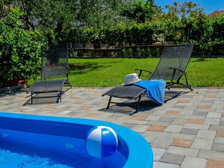 Captivating Holiday Home In Pako?tane With Swimming Pool