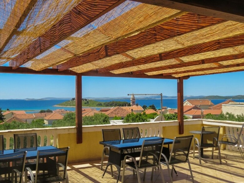 Alluring Holiday Home In Pako?tane With Swimming Pool