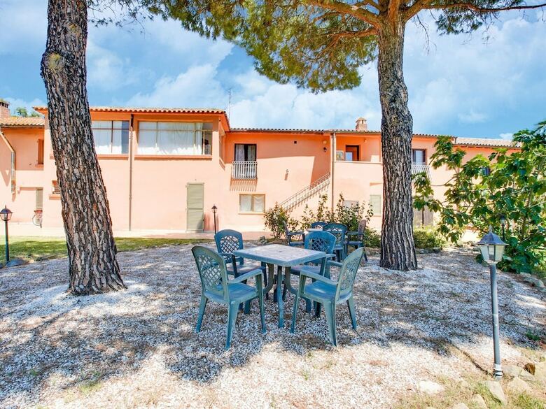 Enticing Holiday Home In Castiglione Del Lago With Pool