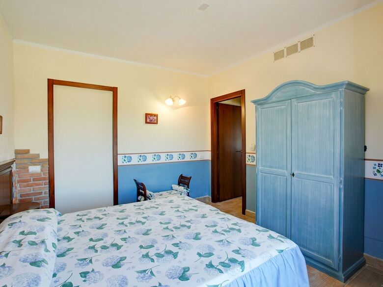 Enticing Holiday Home In Castiglione Del Lago With Pool