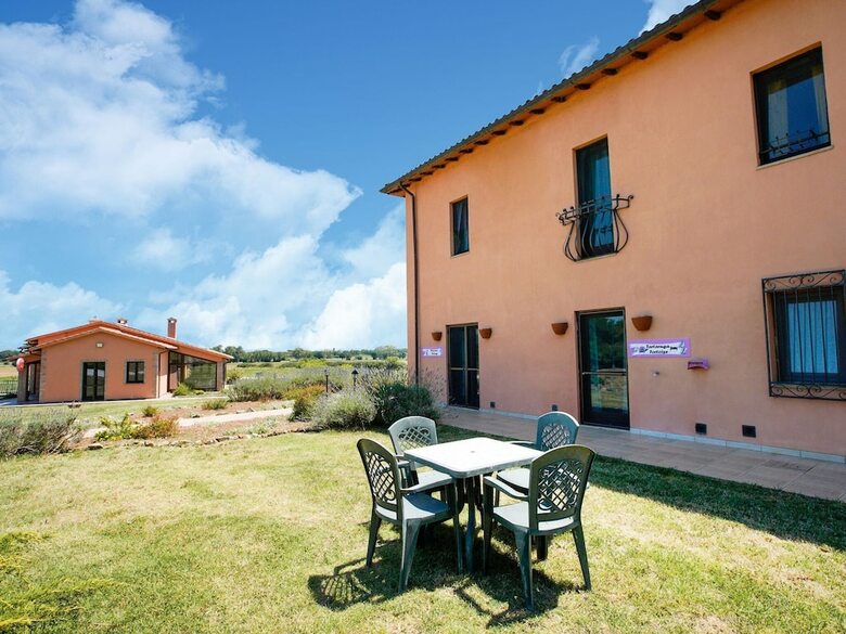 Enticing Holiday Home In Castiglione Del Lago With Pool