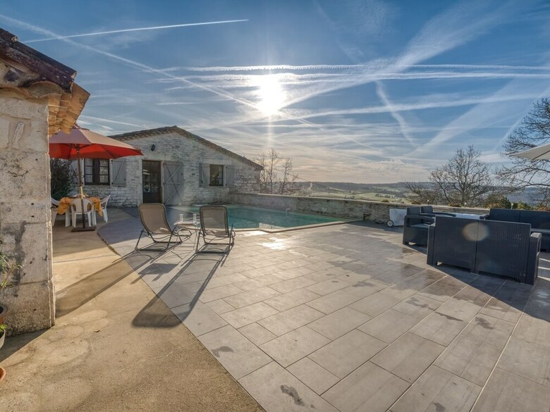 Elegant Holiday Home In Montpezat-de-quercy With Barbecue