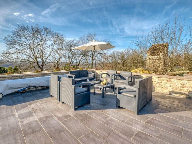 Elegant Holiday Home In Montpezat-de-quercy With Barbecue