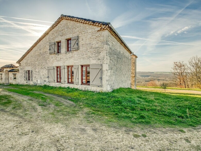 Elegant Holiday Home In Montpezat-de-quercy With Barbecue